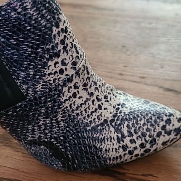 Calvin Klein sz 8 faux snakeskin heels - Picture 10 of 10